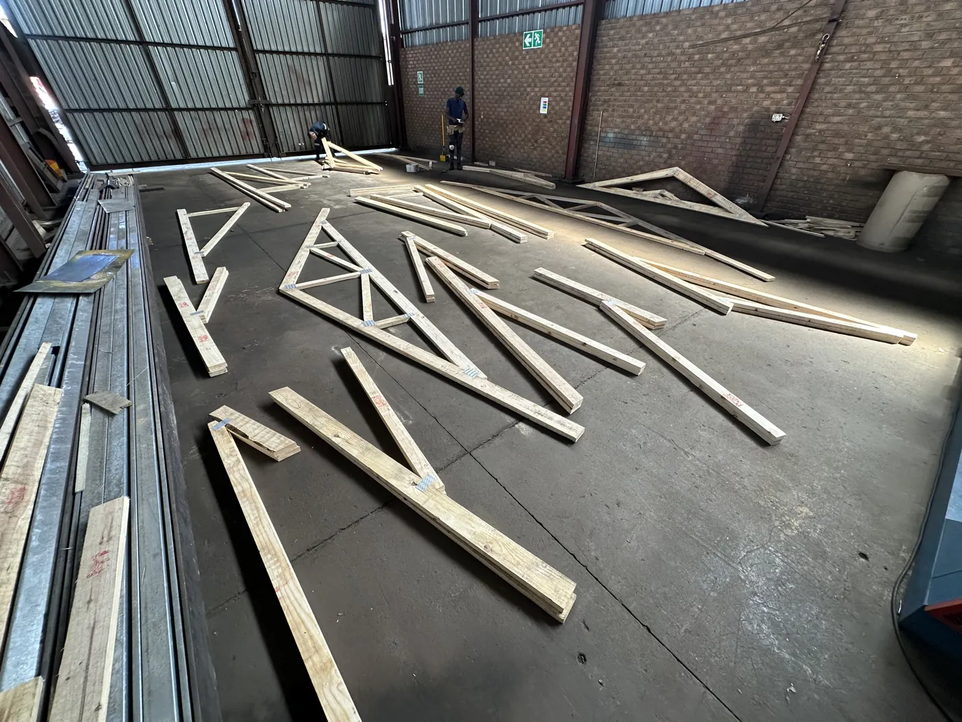 Houtdakkappe uitgelê op die fabrieksvloer in Middelburg